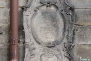 Końskie. Stara tablica nagrobna na kościele św. Mikołaja