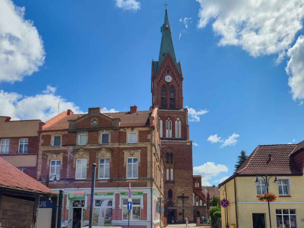 Resko, widok z rynku na kościół