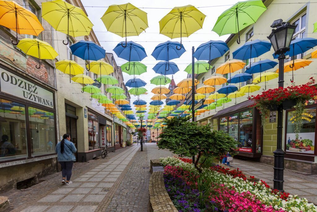 Połczyn-Zdrój ulica Grunwaldzka,  parasolkami