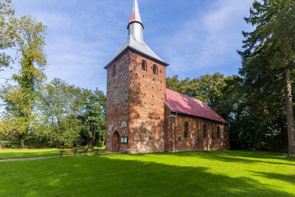 Kościół w Parnowie i koła młyńskie nad portalem