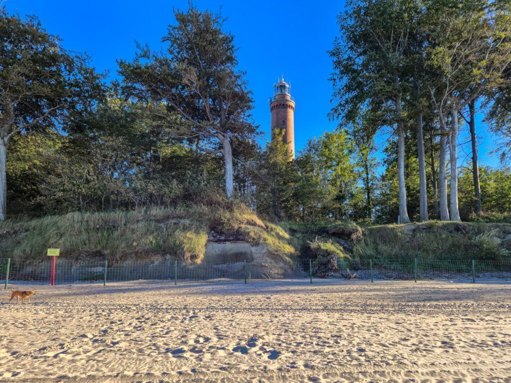 Gąski, latarnia widziana z plaży