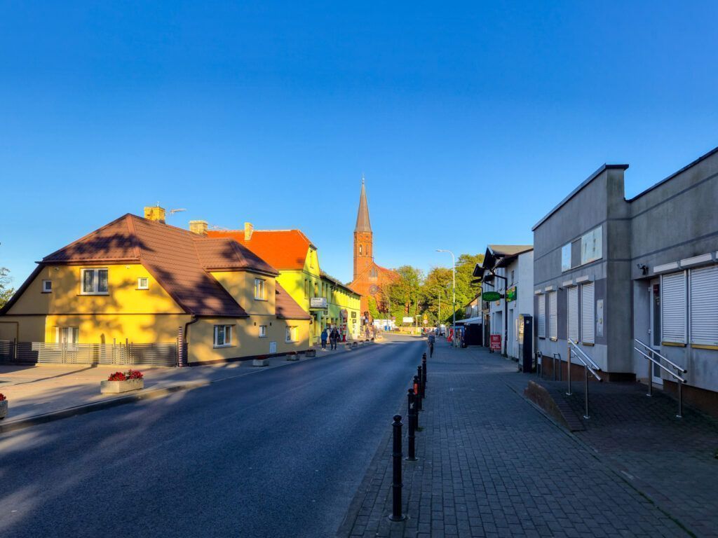Okolice Sarbinowa Sarbinowo, kościół w oddali