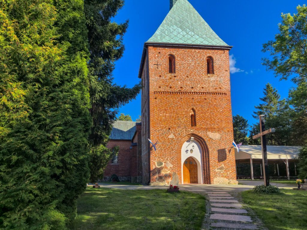 Mielno Fragmenty młyńskich kół w fasadzie kościoła