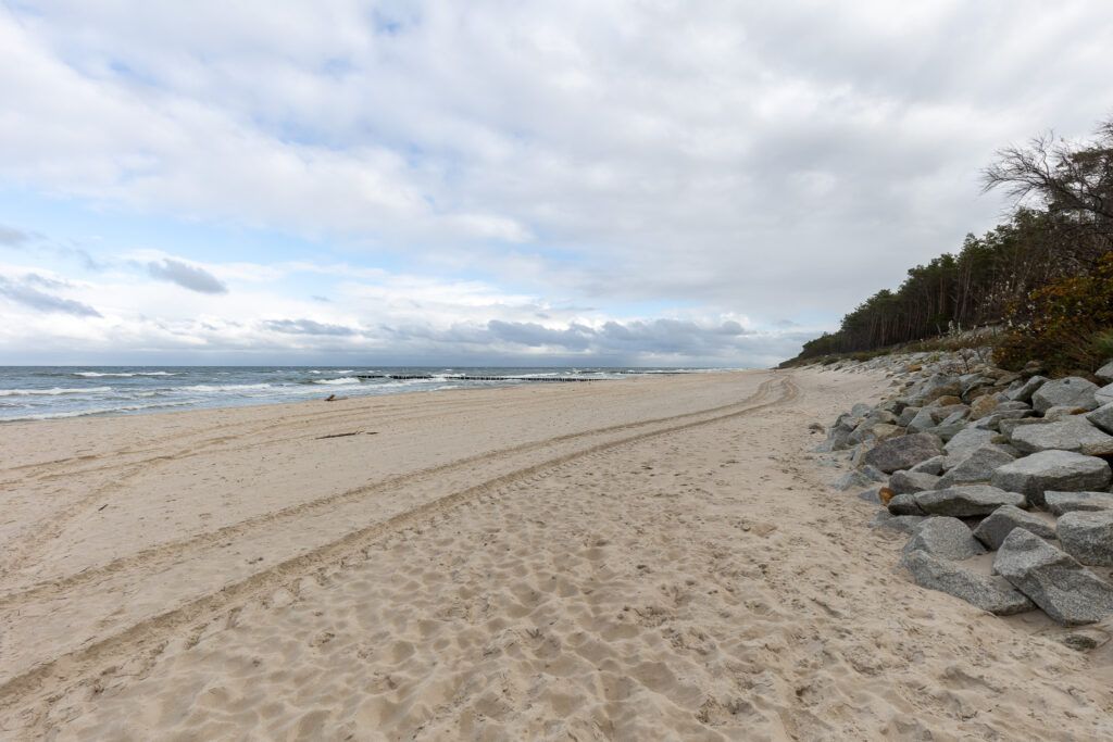 Pusta plaża w Pogorzelicy