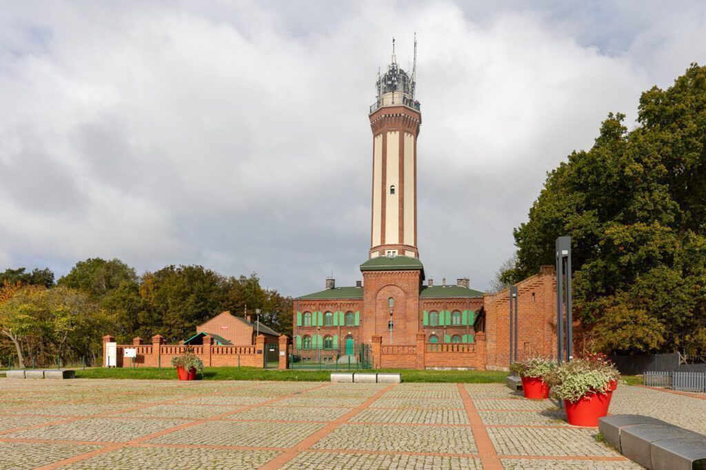 Niechorze widok latarni morskiej od strony lądu
