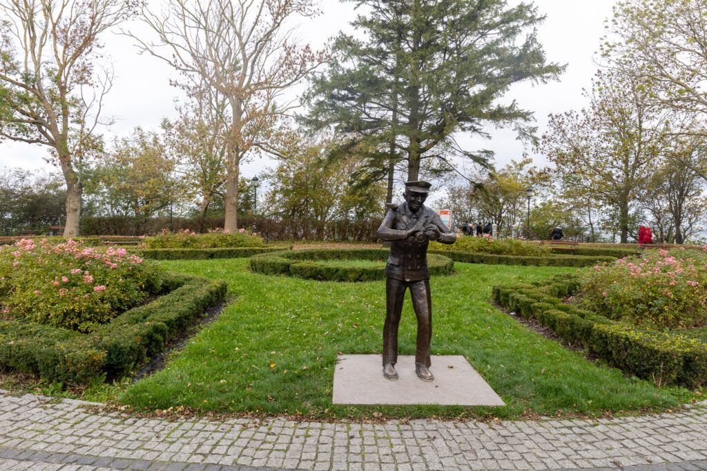 Niechorze, pomnik latarnika