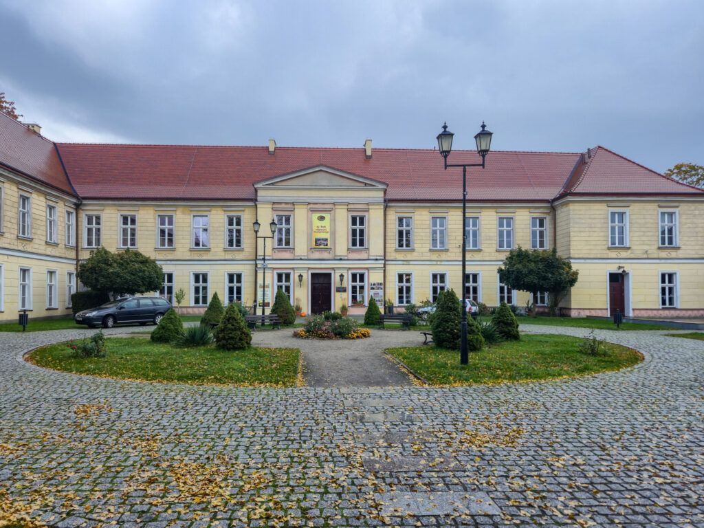 Trzebiatów, pałac z zewnątrz
