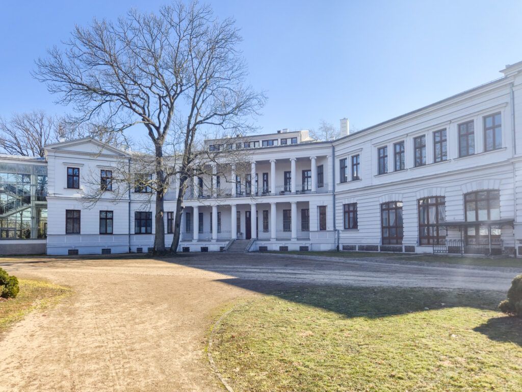 Szymanów pałac i przejście do sanktuarium