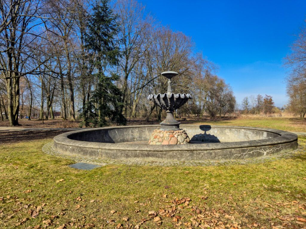 Szymanów, zabytkowa fontanna