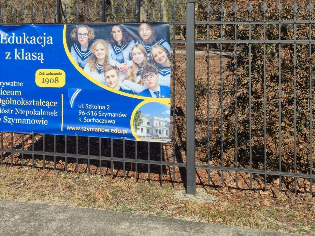Szymanów plakat reklamujący szkołę