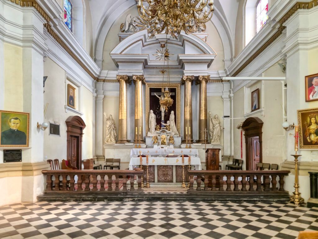 Szymanów ołtarz główny w kościele