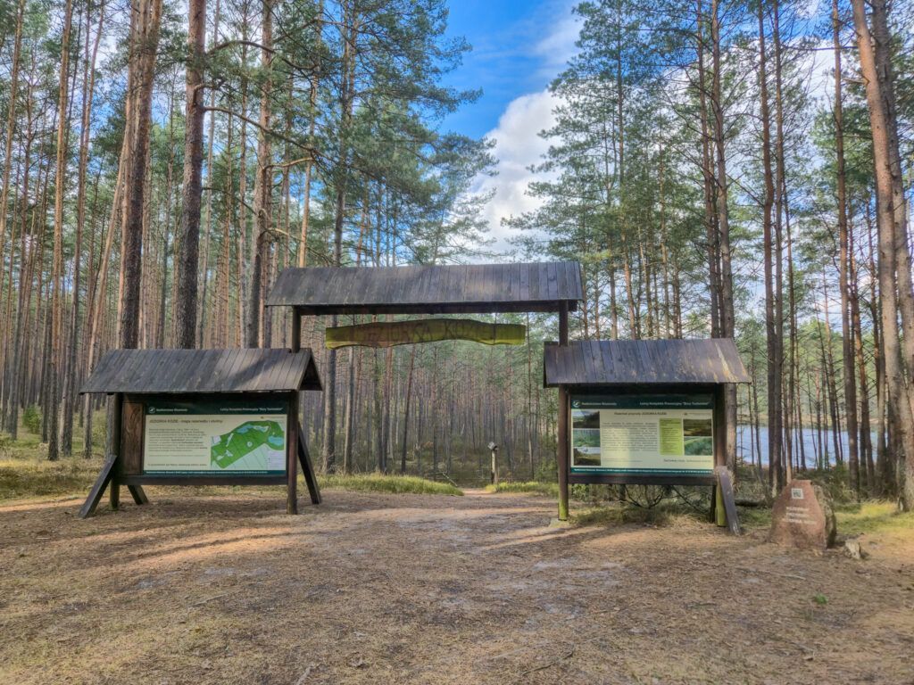 Jeziorka Kozie, brama z tablicami informacyjnymi
