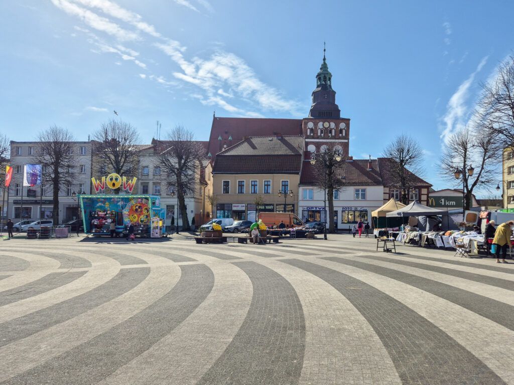 Wieża kościoła widziana z Rynku