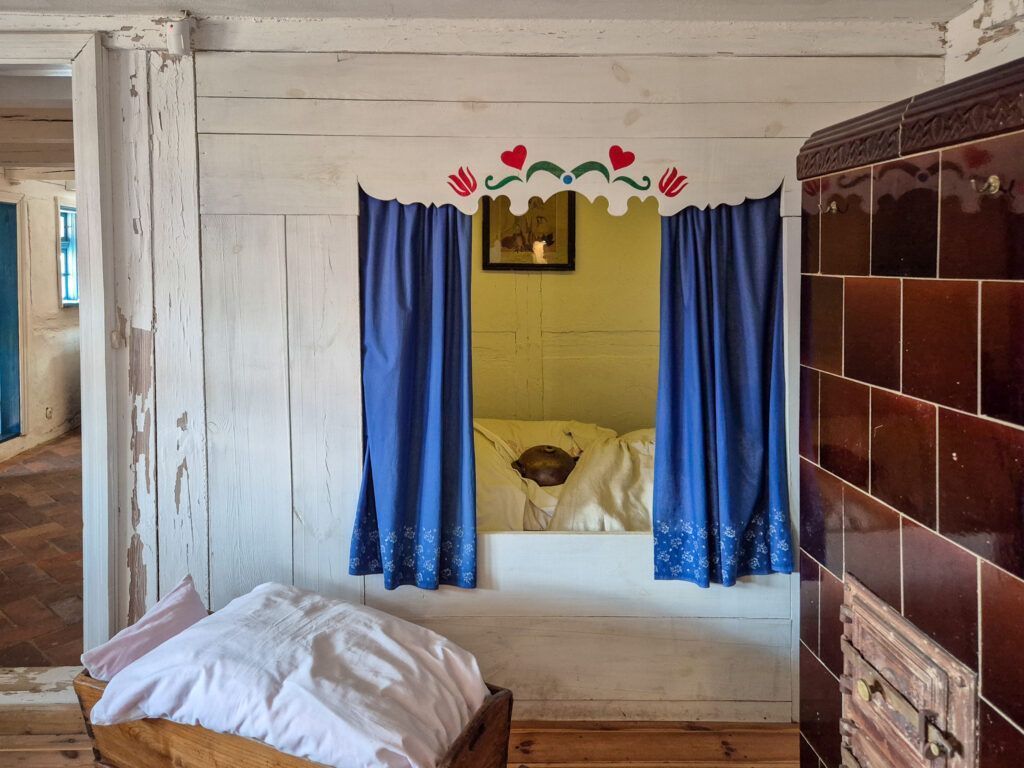 Jamno łóżko na podniesieniu