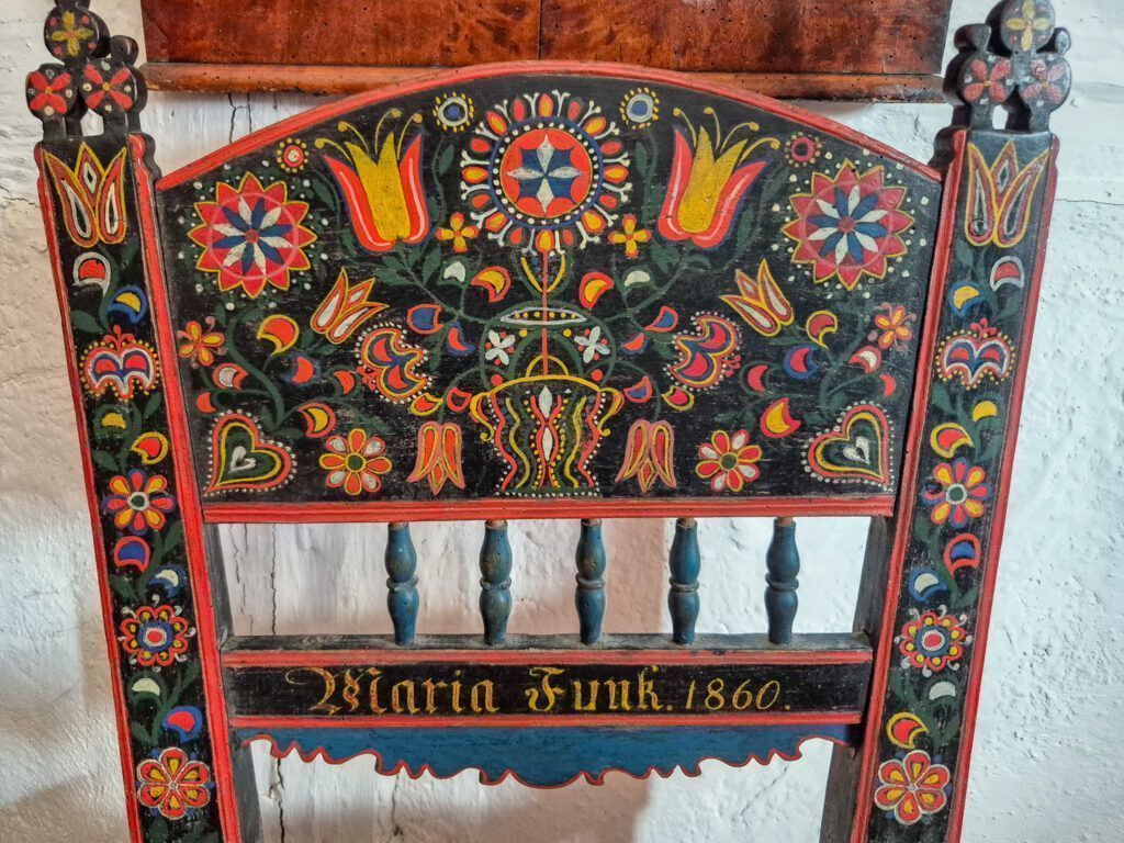 Jamno malowane ślubne krzesło