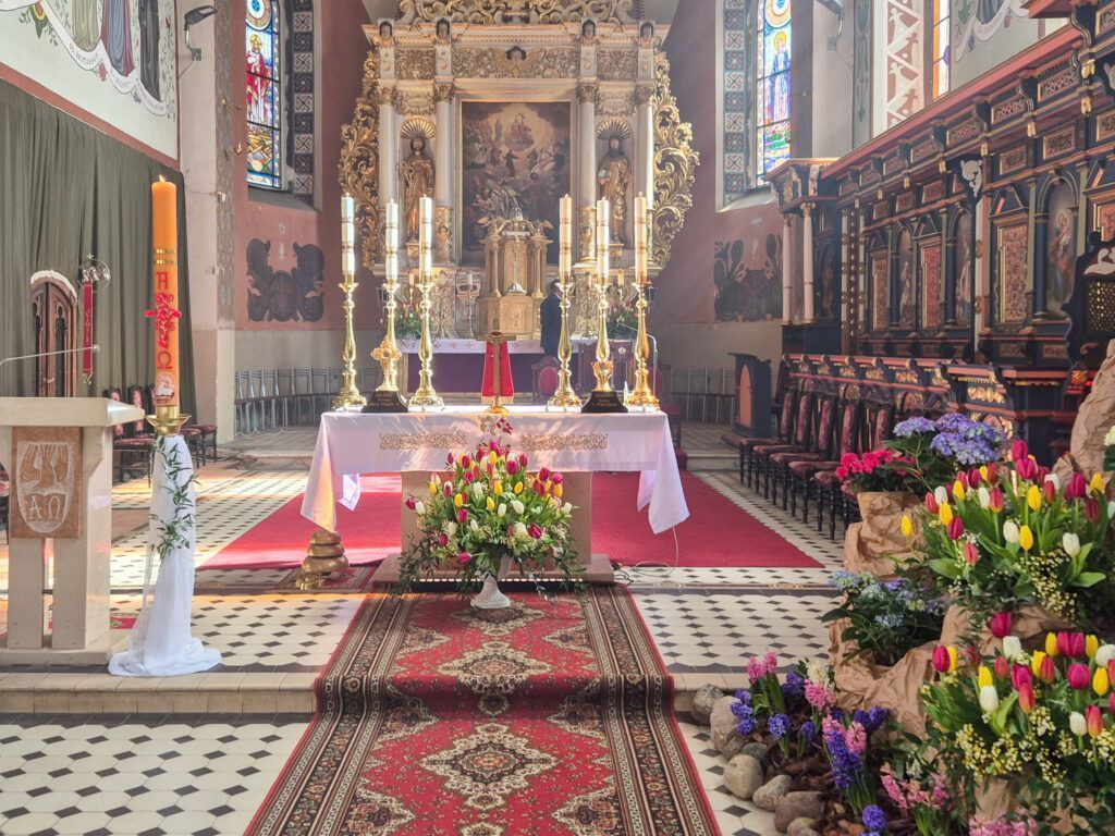 Raciążek kościół, ołtarz główny i stalle